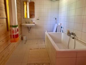 Koupelna v ubytování Penzion Výhledy na Brdy