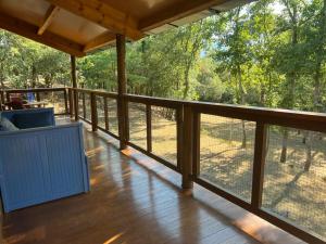 Μπαλκόνι ή βεράντα στο Rustic Cabin in the Woods/Cabaña en el bosque