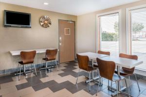Sala de reuniones con mesa, sillas y TV en Super 8 by Wyndham Okawville, en Okawville