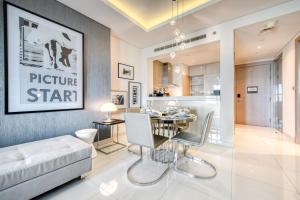 杜拜的住宿－Maison Privee - Cool Dubai Apt next Burj Khalifa & Design District，客厅配有桌子和沙发