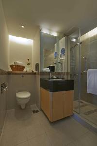 uma casa de banho com um WC, um lavatório e um chuveiro em Royale Chulan The Curve em Petaling Jaya