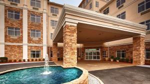un bâtiment avec une fontaine devant un bâtiment dans l'établissement Best Western Plus Rose City Conference Center Inn, à Thomasville