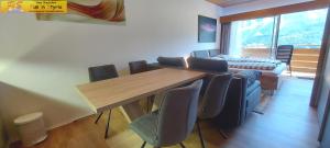 ein Esszimmer mit einem Holztisch und Stühlen in der Unterkunft Apartment Salzkammergut by FiS - Fun in Styria in Tauplitz