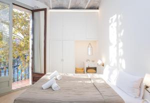 ein Schlafzimmer mit einem großen Bett und einem großen Fenster in der Unterkunft Canela Homes BARCELONA MARINA in Barcelona