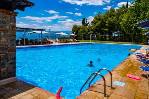 Bazén v ubytovaní Tsamadanis Hotel & Bungalows Friends Family alebo v jeho blízkosti