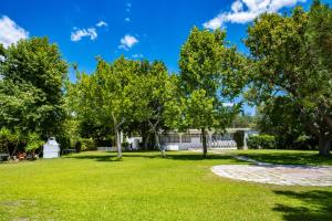 Vonkajšia záhrada v ubytovaní Tsamadanis Hotel & Bungalows Friends Family