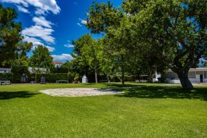 Vonkajšia záhrada v ubytovaní Tsamadanis Hotel & Bungalows Friends Family