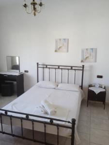 スカラ・カリラキスにあるDimitra's Houseのベッドルーム1室(ベッド1台、シャンデリア付)