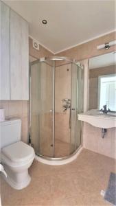 een badkamer met een douche, een toilet en een wastafel bij Beautiful Cozy Studio in a Luxury Complex in Chernomorets in Chernomorets