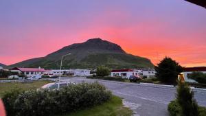 - une vue sur la montagne et le coucher du soleil dans l'établissement Westfjords - Rooms, à Bolungarvík