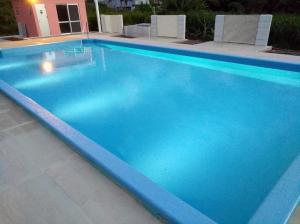石垣島的住宿－野底海灘鄉村酒店，一座明亮的蓝色大型游泳池