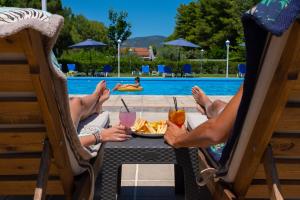 Bazén v ubytovaní Tsamadanis Hotel & Bungalows Friends Family alebo v jeho blízkosti