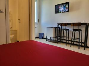 - un salon avec un bar avec deux tabourets dans l'établissement DayDreaming - 5 min Stazione Centrale, à Bologne