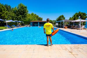 Bazén v ubytovaní Tsamadanis Hotel & Bungalows Friends Family alebo v jeho blízkosti