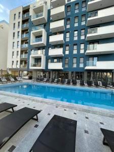 une piscine devant un bâtiment dans l'établissement Studiou Andu Nord 10 by Alezzi, à Năvodari