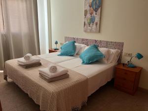 sypialnia z łóżkiem i ręcznikami w obiekcie Vivienda Vacacional Maga w Corralejo