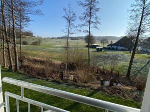 uma vista para um campo de golfe a partir de uma cerca em Ferienwohnung Repetal em Attendorn