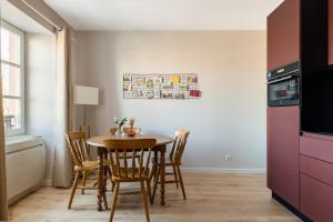 Телевізор і / або розважальний центр в Travel Homes - The Parc, next to Champ de Mars