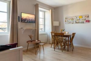 Телевізор і / або розважальний центр в Travel Homes - The Parc, next to Champ de Mars