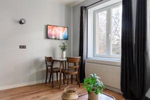 Телевізор і / або розважальний центр в Travel Homes - The Parc, next to Champ de Mars