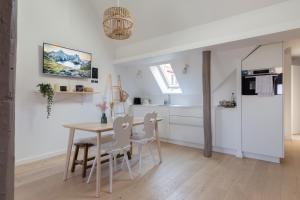 Кухня або міні-кухня у Travel Homes - The Parc, next to Champ de Mars