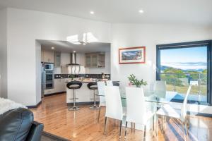 Η κουζίνα ή μικρή κουζίνα στο Waterview - Freycinet Holiday Houses