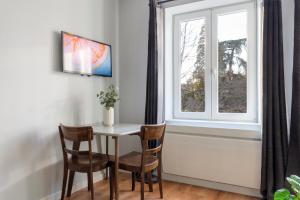 Телевізор і / або розважальний центр в Travel Homes - The Parc, next to Champ de Mars