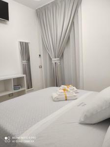 Uma cama ou camas num quarto em Perla Saracena