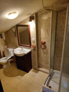 uma casa de banho com um WC, um lavatório e um chuveiro em Casa Villa Ruiz em Po