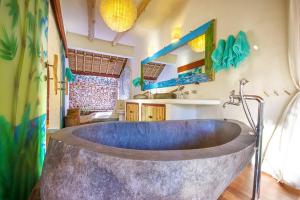 Habitación con baño con bañera grande. en Mu Bungalows en Uluwatu