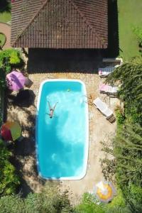 Uma vista da piscina em Chacara Lucinda - chales na Serra da Graciosa ou nos arredores
