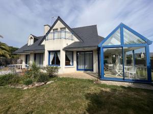 a house with a blue and white at Maison familiale à Fouesnant avec jardin clos, proche plages et centre-ville - FR-1-481-103 in Fouesnant