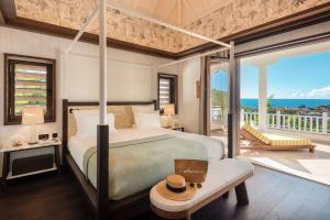 Postel nebo postele na pokoji v ubytování Hôtel Barrière Le Carl Gustaf St Barth
