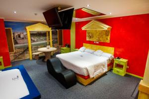 a bedroom with a bed and a red wall at Motel Venus Valladolid in Villanubla