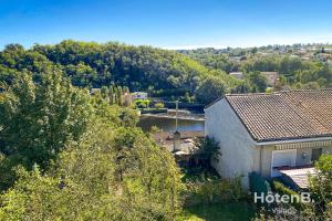 利摩日的住宿－Large house close to city center Limoges，享有房子和河流的空中景色