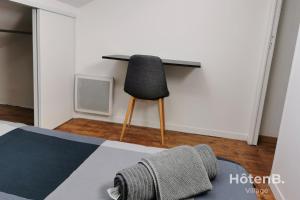 sypialnia z biurkiem i krzesłem obok łóżka w obiekcie Large house close to city center Limoges w mieście Limoges