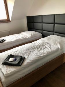 Posteľ alebo postele v izbe v ubytovaní Penzión u Vinára