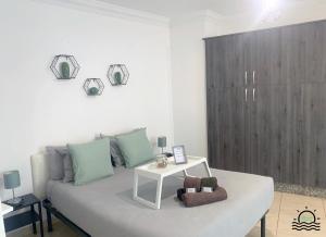 - une chambre avec un lit et une table dans l'établissement The Cozy Studio Los Cristianos, à Los Cristianos