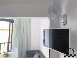 Il comprend un salon doté d'une télévision et d'un ventilateur. dans l'établissement The Cozy Studio Los Cristianos, à Los Cristianos