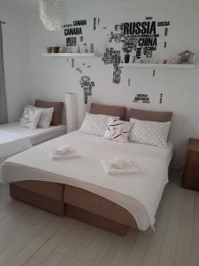 2 Betten in einem Zimmer mit einer Karte an der Wand in der Unterkunft Apartment Tijana in Bar