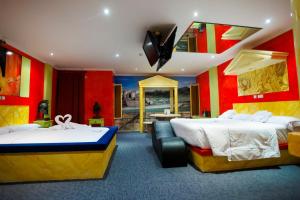 a hotel room with two beds with red and yellow walls at Motel Venus Valladolid in Villanubla