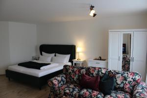 ein Schlafzimmer mit einem Bett, einem Sofa und einem Bett in der Unterkunft City-Appartement 12.2. in Zwickau