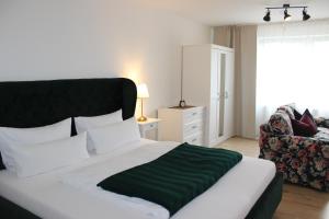 ein Schlafzimmer mit einem großen Bett mit einer grünen Decke darauf in der Unterkunft City-Appartement 12.2. in Zwickau