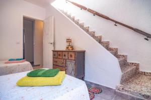 ein Schlafzimmer mit einem Bett mit einem gelben und grünen Kissen in der Unterkunft la Granadella paradis Home in Jávea
