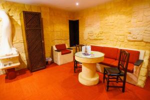 a room with a couch and a table and chairs at Motel Venus Valladolid in Villanubla