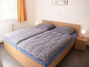 een bed met twee kussens in een slaapkamer bij Meerblick 10 - Großenbrode in Großenbrode