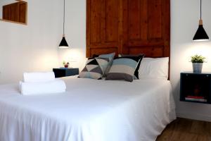 a bedroom with a large white bed with pillows at Urdintxoenea (Bilbao - Casco Viejo - Nuevo - Parking opc. - WIFI) in Bilbao