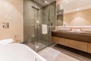 Koupelna v ubytování Desert Living Luxury Condo - Jumeirah Living Marina Gate + 22 fotografií