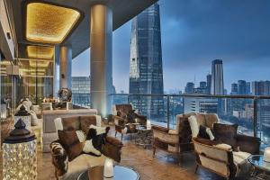 Area tempat duduk di Four Seasons Hotel Jakarta