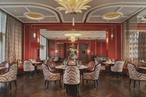 Area tempat duduk di Four Seasons Hotel Jakarta